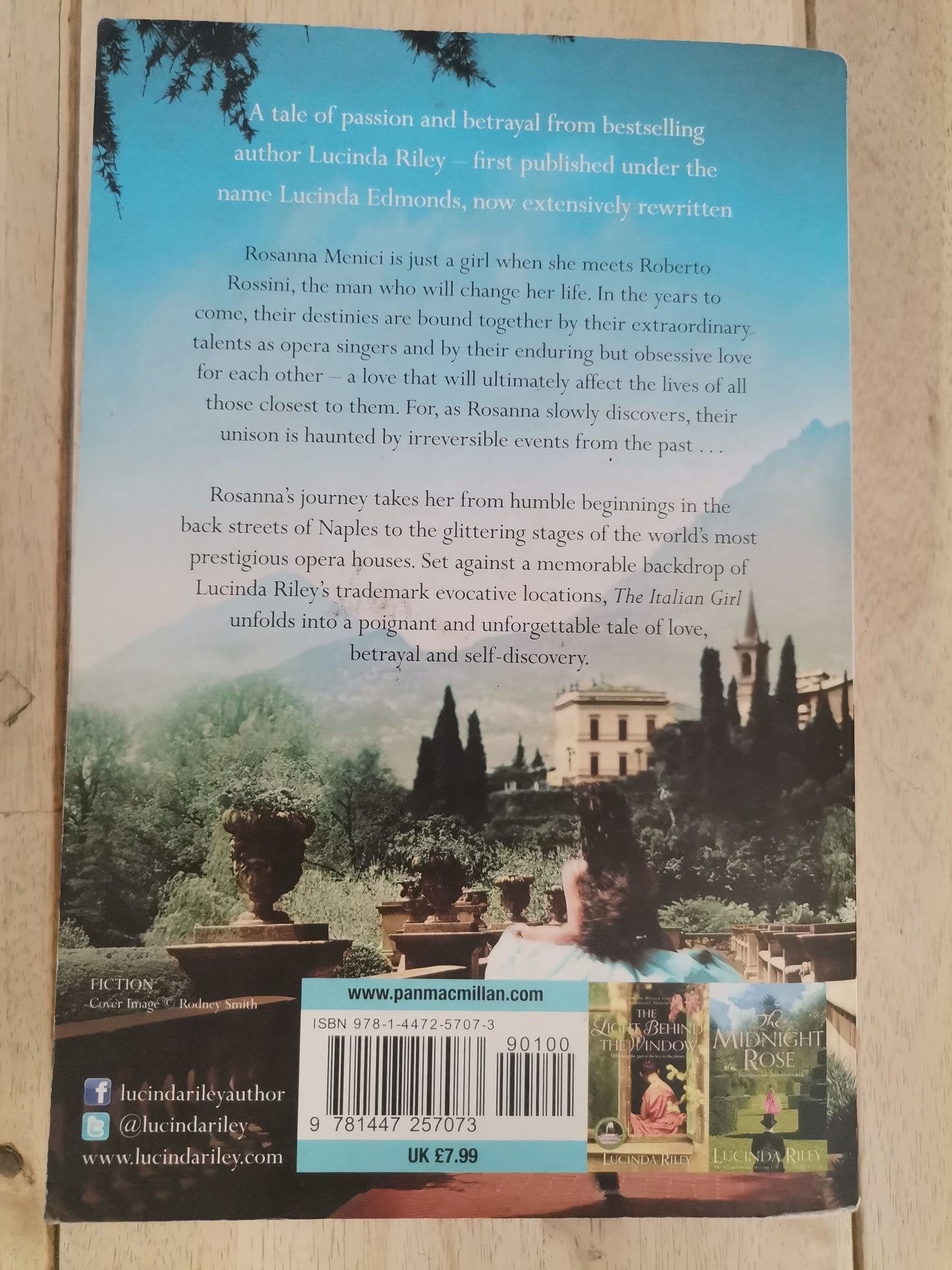 The Italian Girl by Lucinda Riley - Paperback