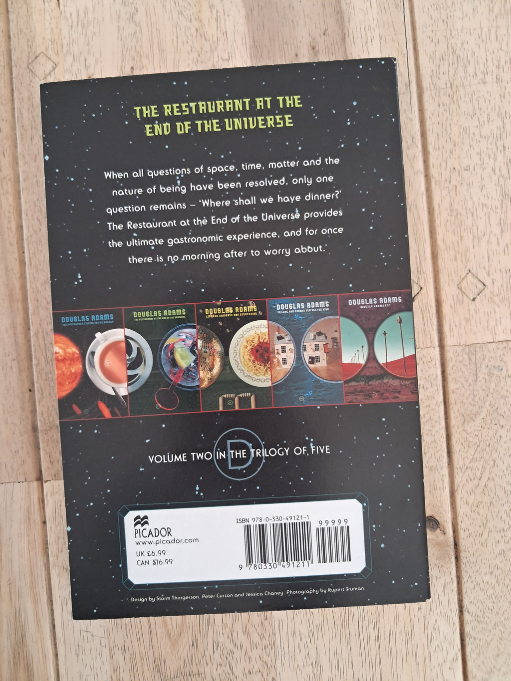 The Hitchhiker’s Guide to the Galaxy: Complete Trilogy in Five-Book Box Set – Douglas Adams