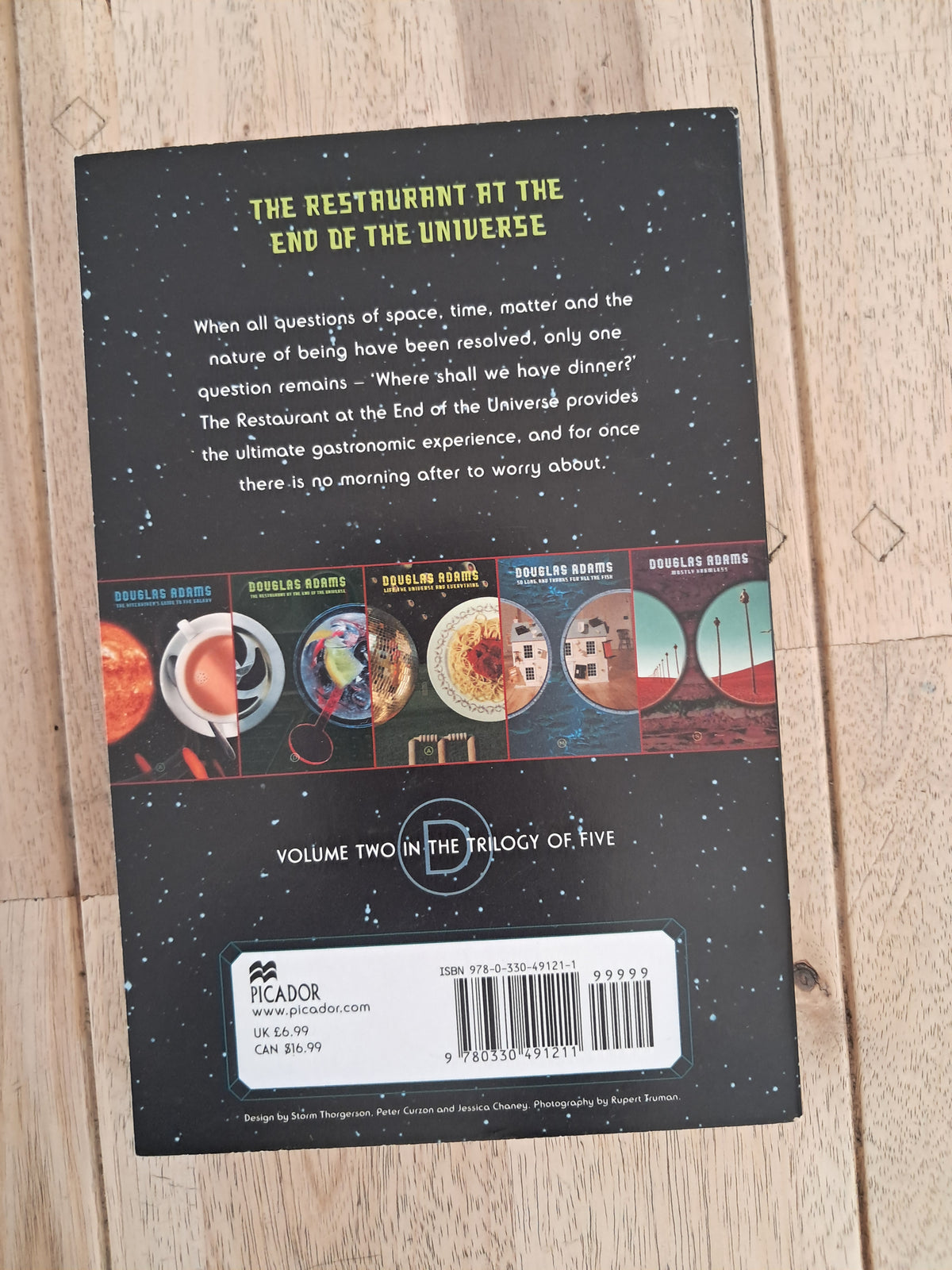 The Hitchhiker’s Guide to the Galaxy: Complete Trilogy in Five-Book Box Set – Douglas Adams