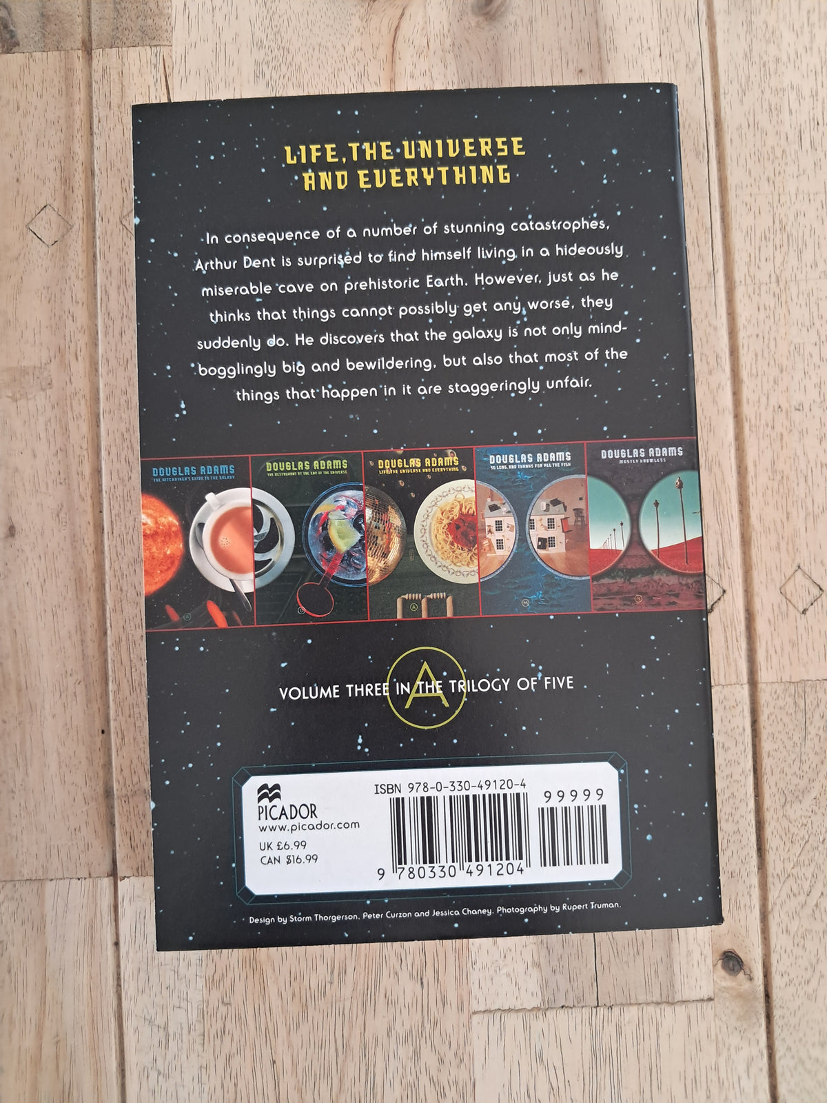 The Hitchhiker’s Guide to the Galaxy: Complete Trilogy in Five-Book Box Set – Douglas Adams
