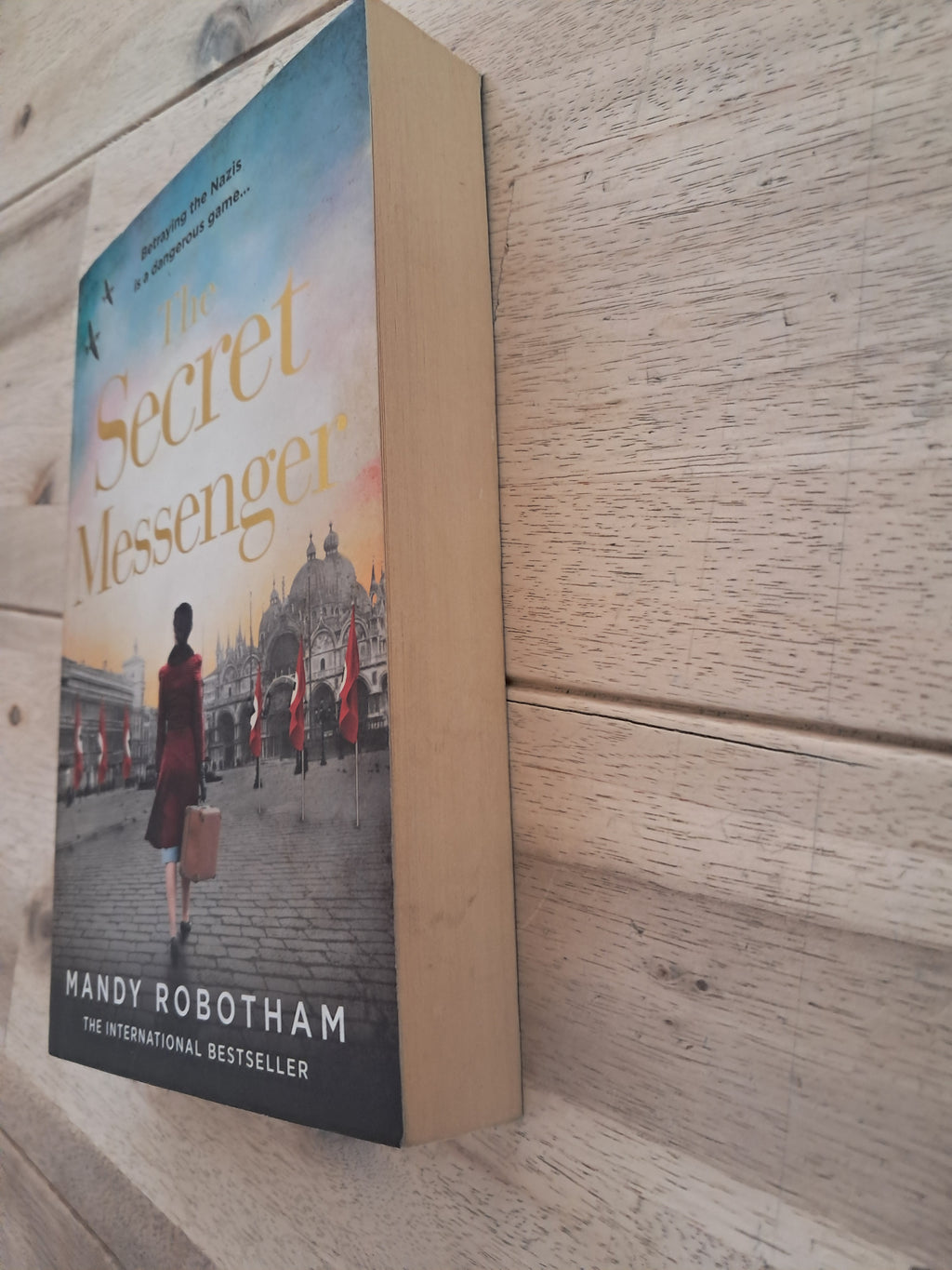The Secret Messenger – Mandy Robotham