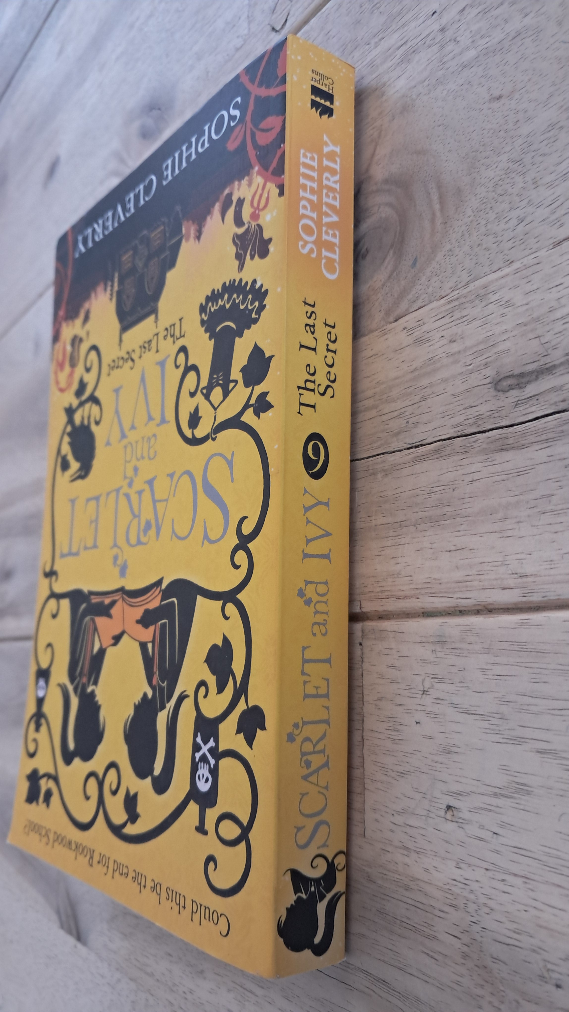 Scarlet and Ivy: The Last Secret – Sophie Cleverly