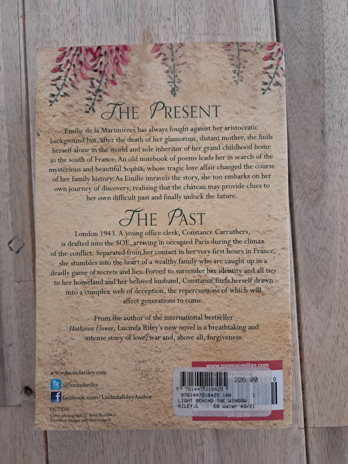 The Light Behind the Window – Lucinda Riley
