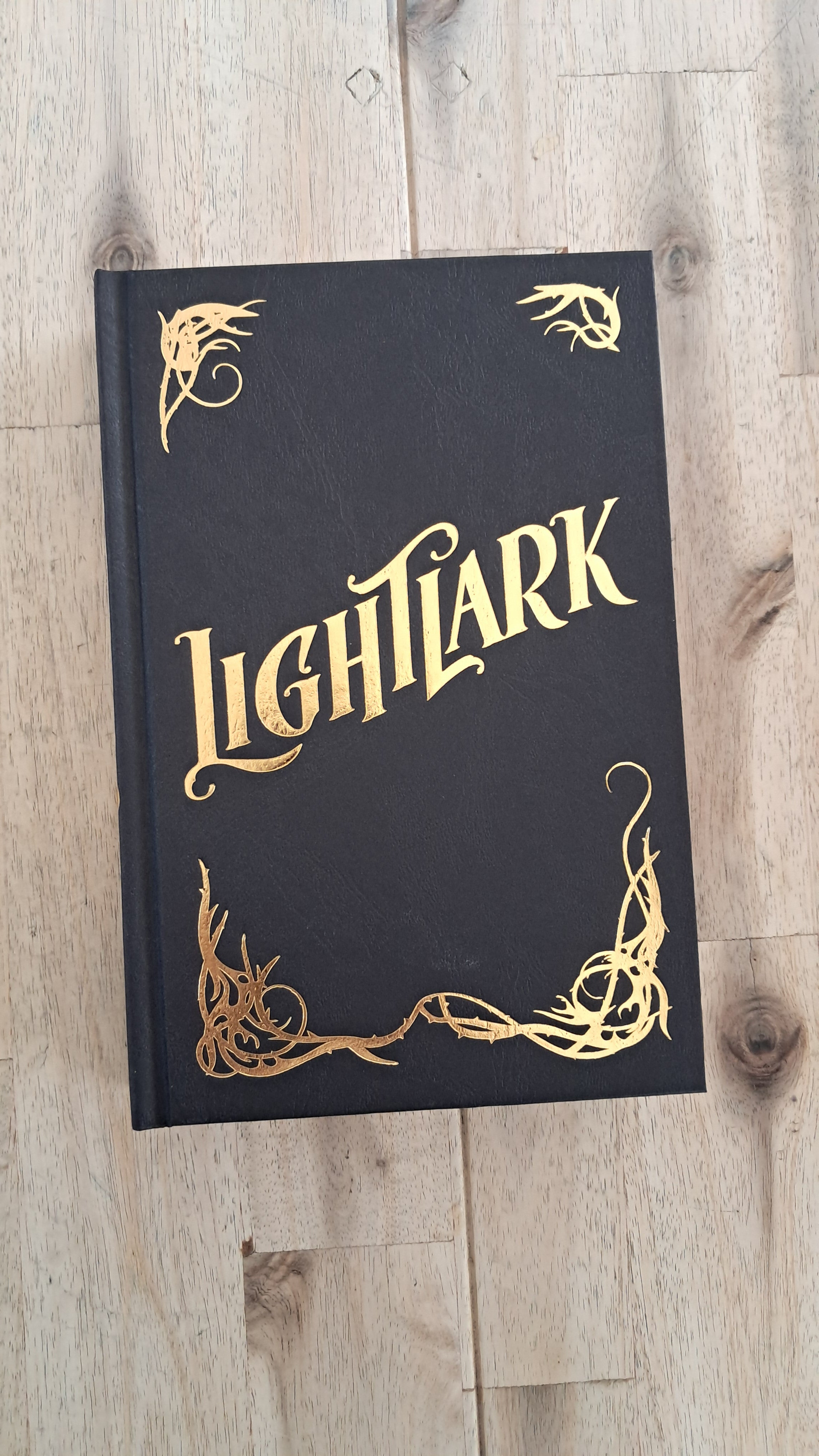 Lightlark (Book 1) – Alex Aster