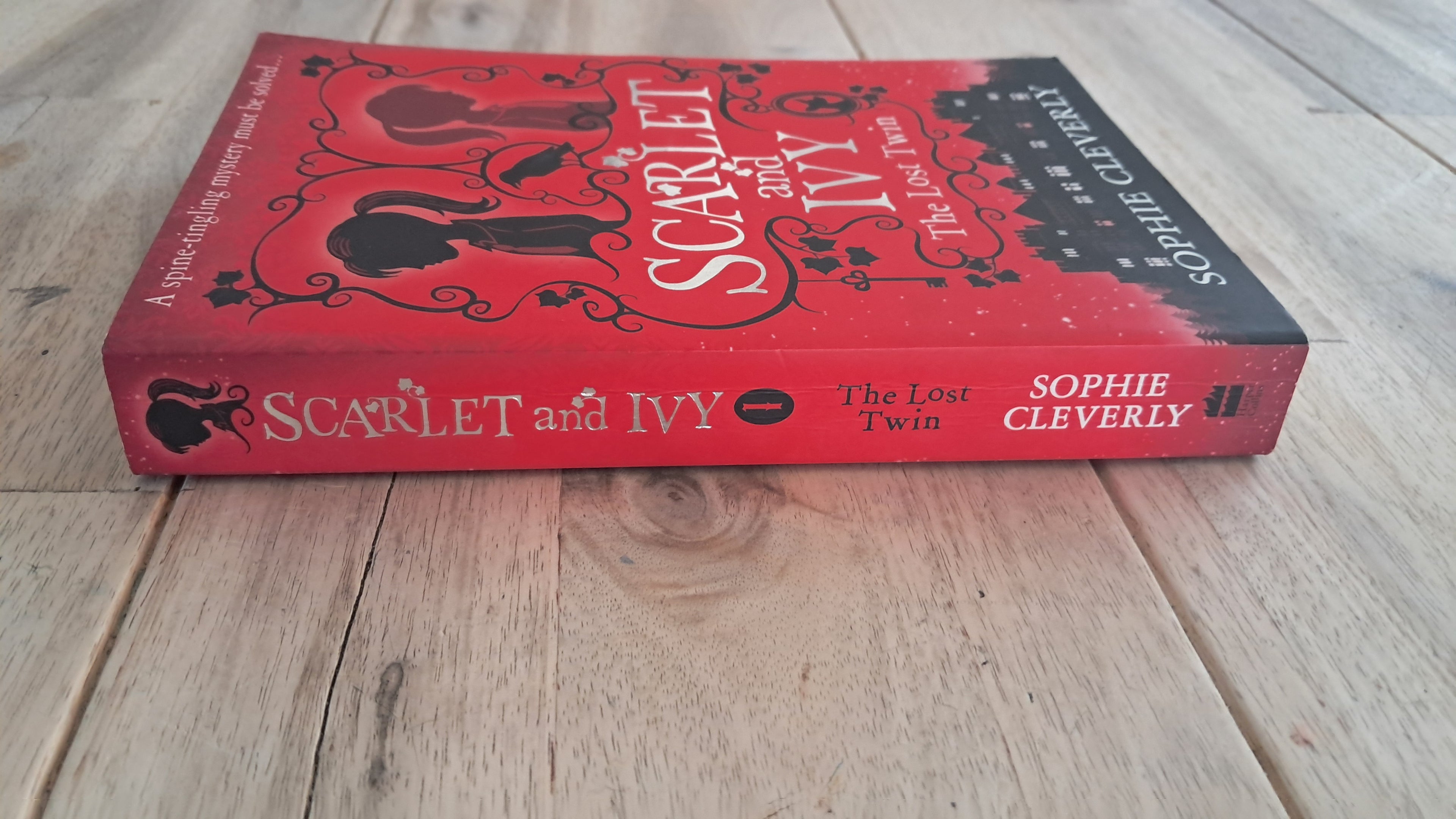 Scarlet and Ivy: The Lost Twin – Sophie Cleverly