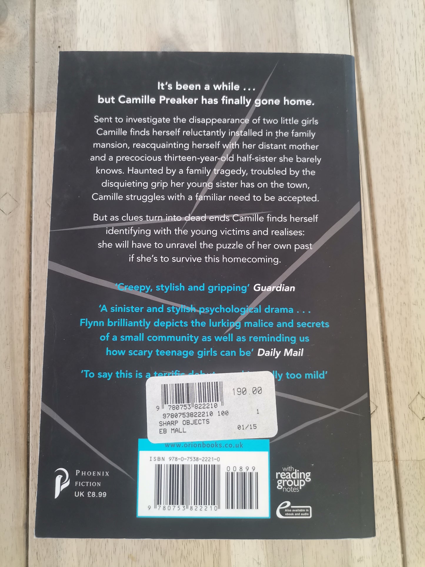 Sharp Objects by Gillian Flynn