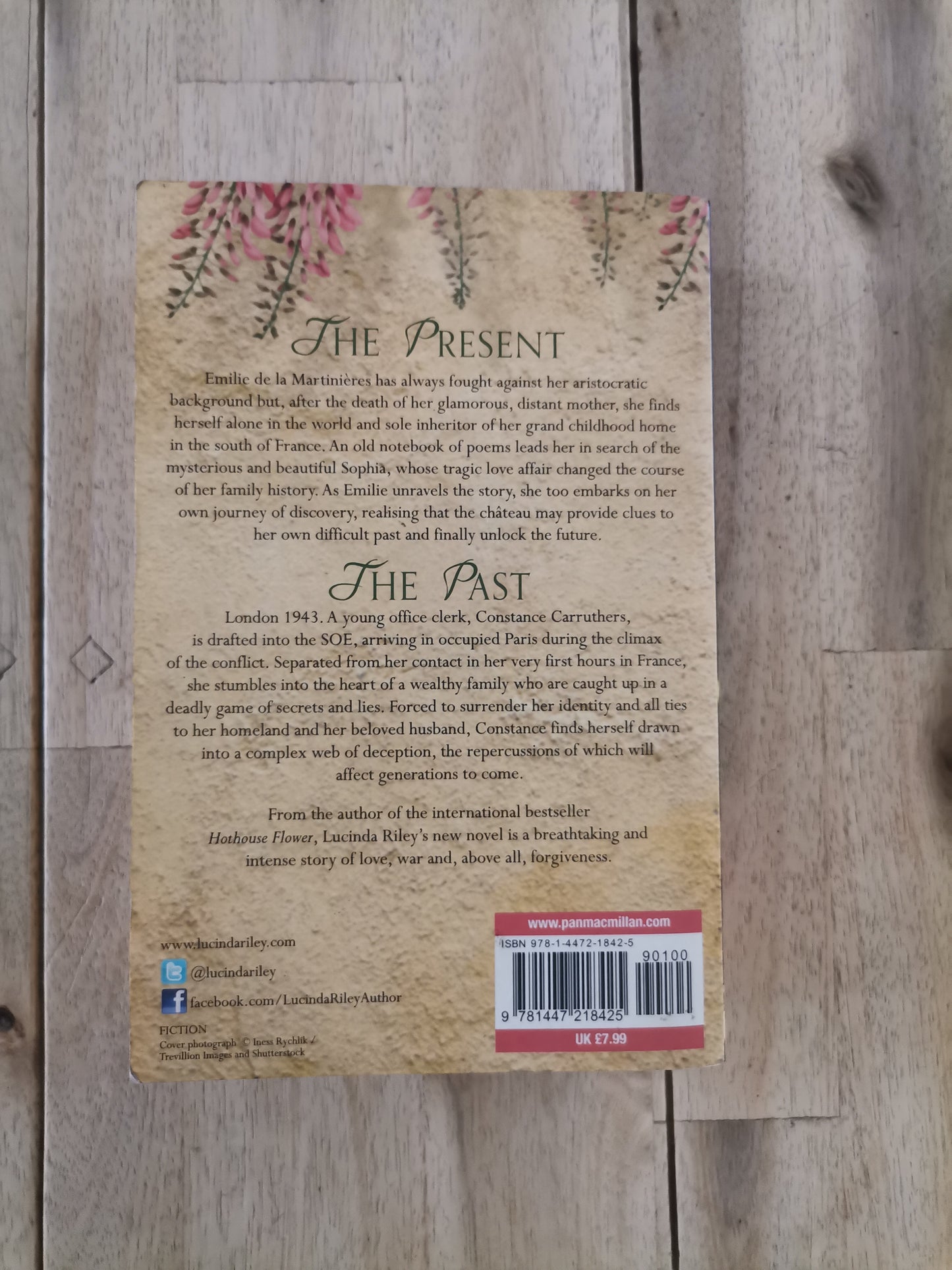 The Light Behind the Window – Lucinda Riley
