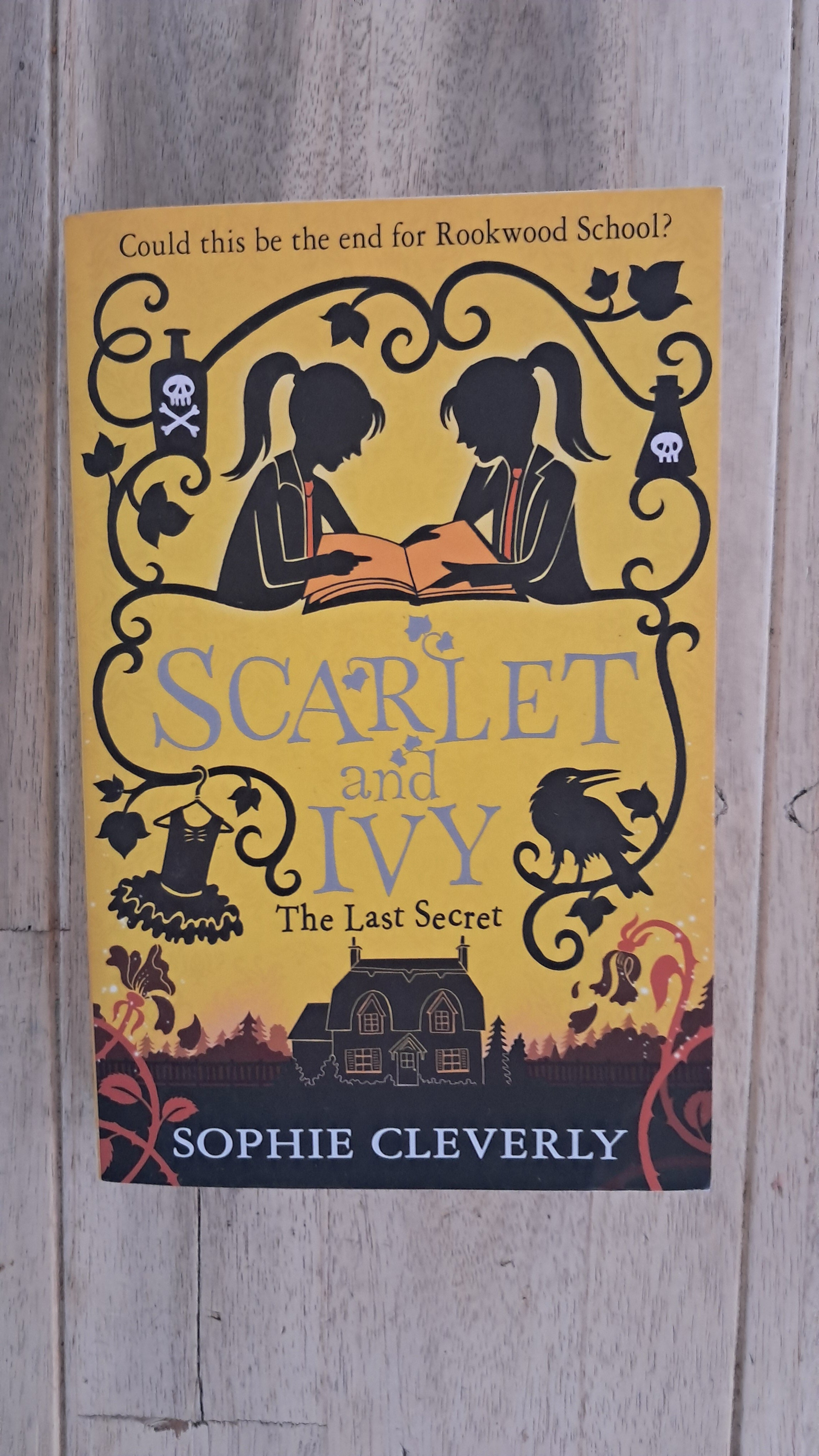 Scarlet and Ivy: The Last Secret – Sophie Cleverly