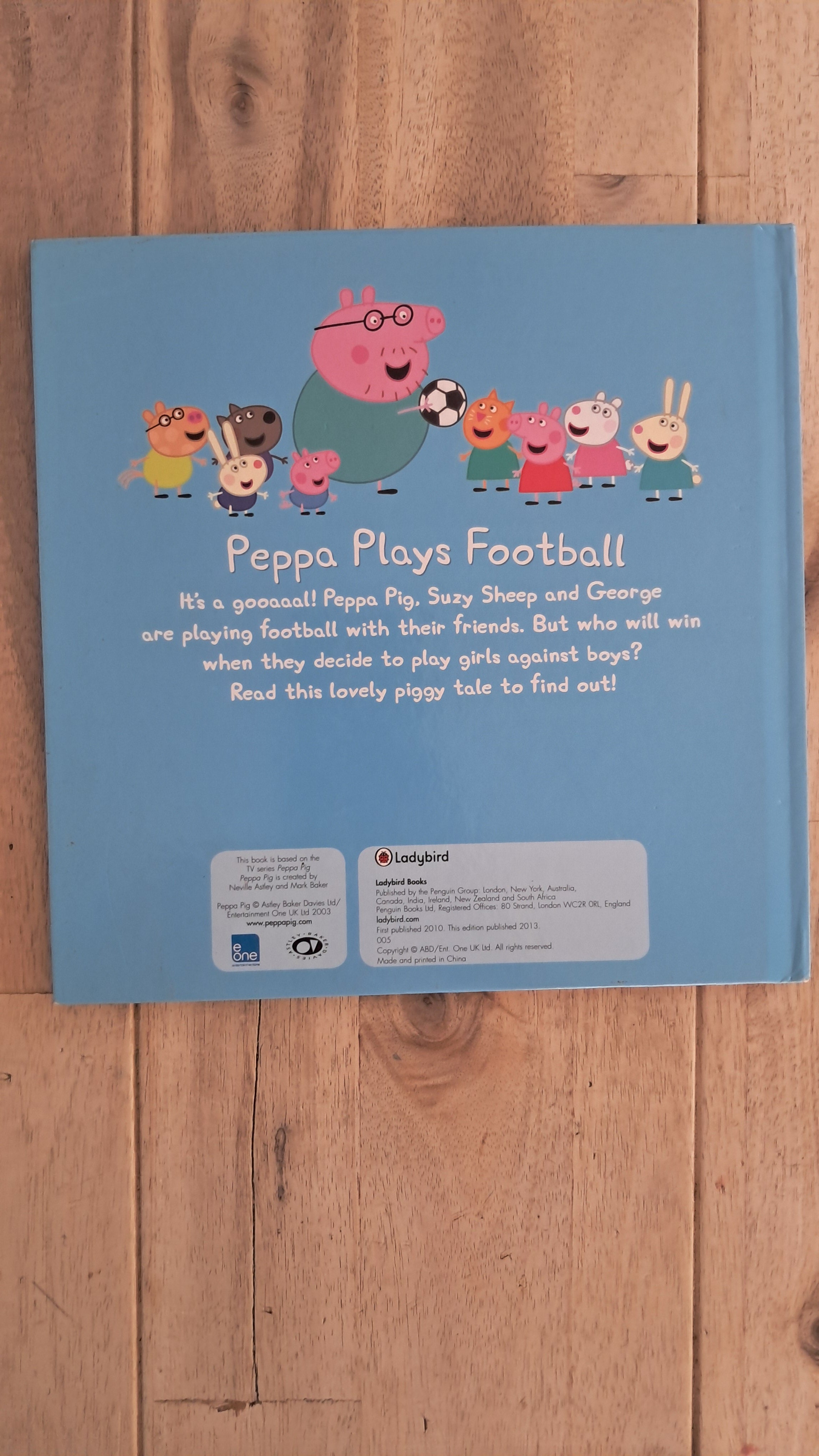 Peppa Plays Football – Ladybird / Mark Baker & Neville Astley