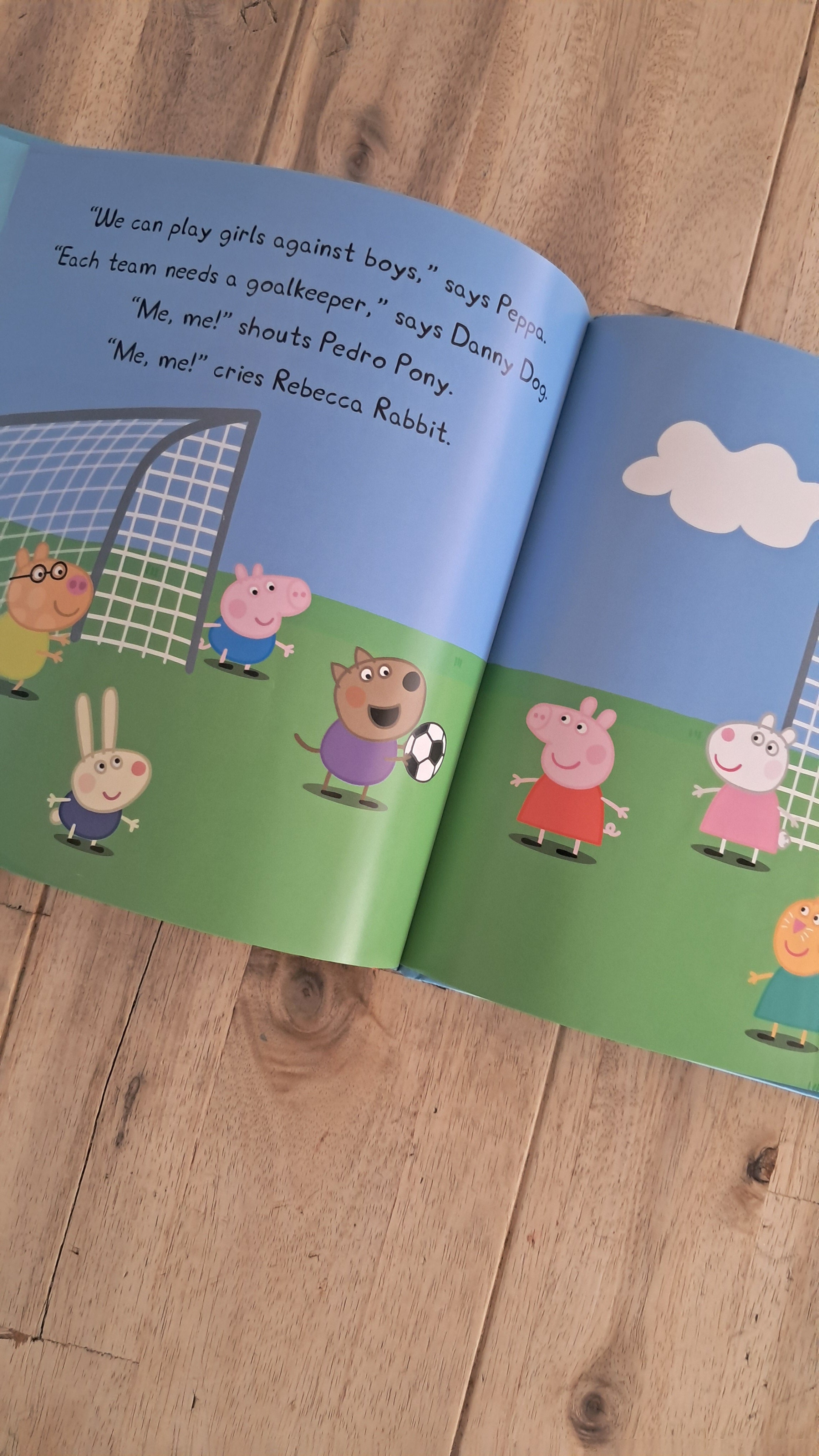 Peppa Plays Football – Ladybird / Mark Baker & Neville Astley