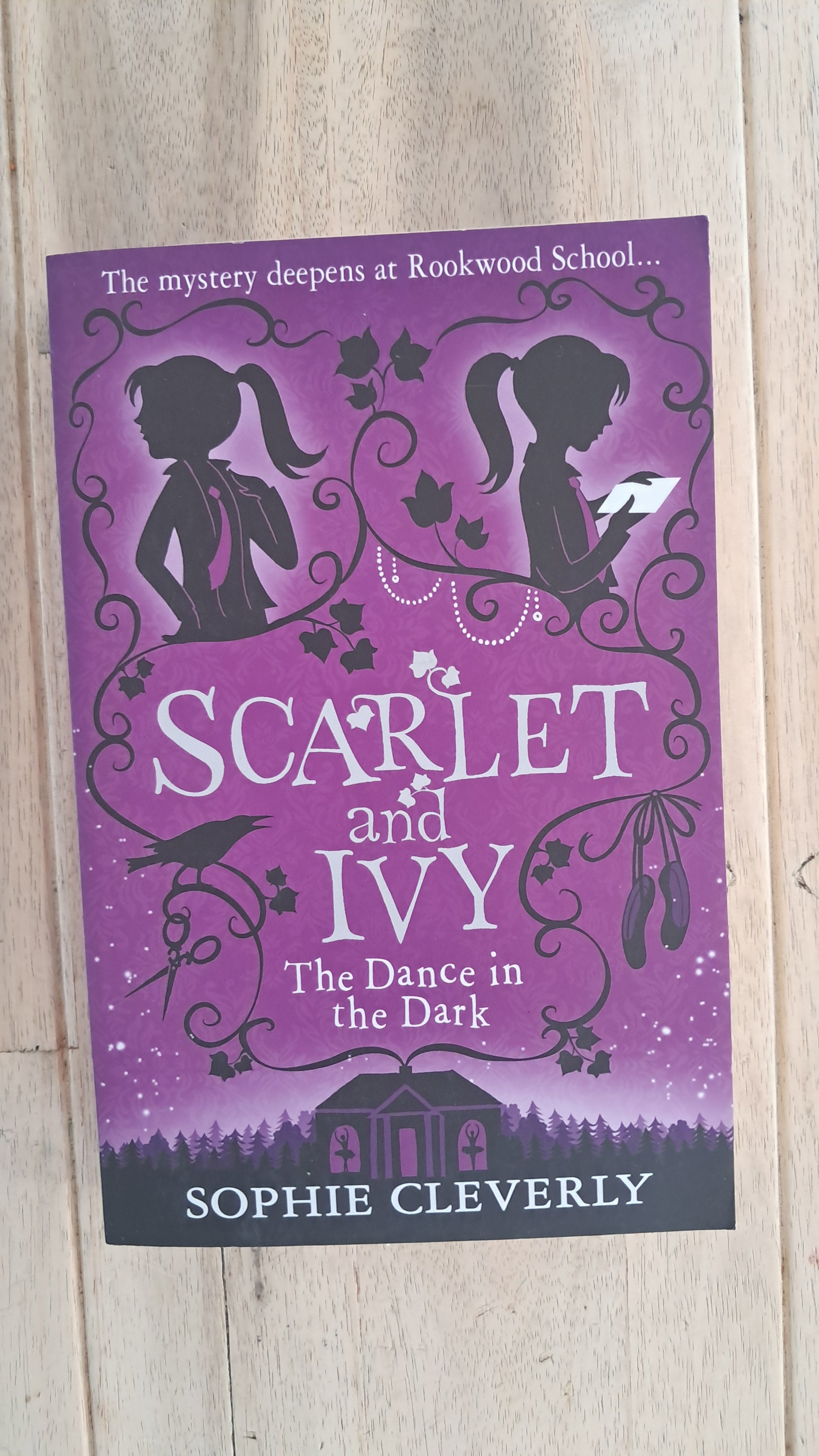 Scarlet and Ivy: The Dance in the Dark – Sophie Cleverly