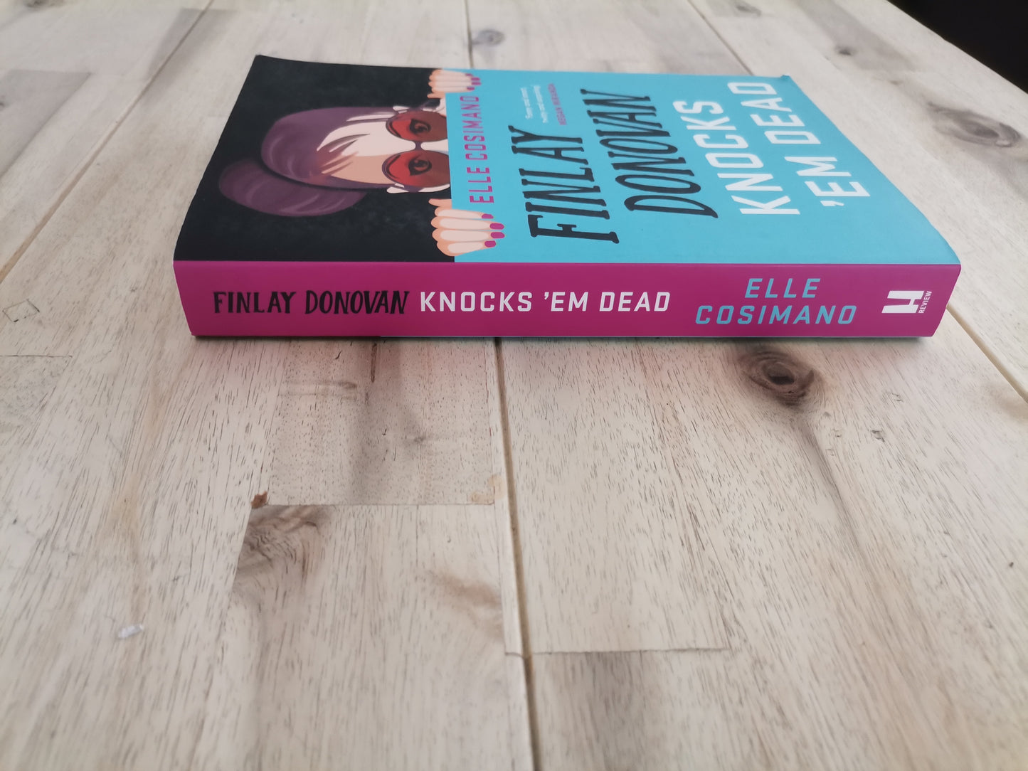Finlay Donovan Knocks ‘Em Dead – Elle Cosimano