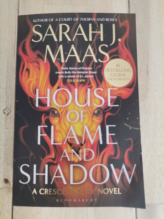 House of Flame and Shadow by Sarah J. Maas - Paperback