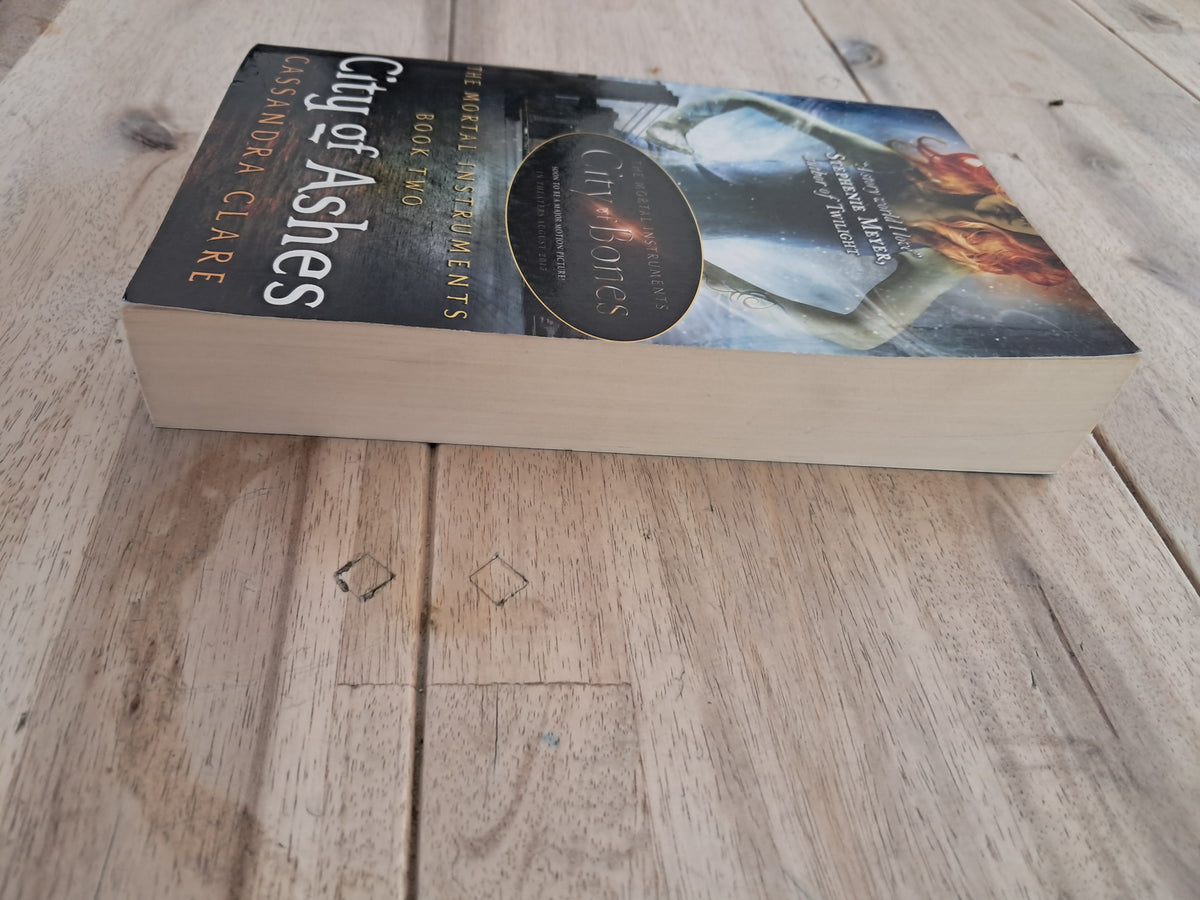 City of Ashes (The Mortal Instruments #2) – Cassandra Clare