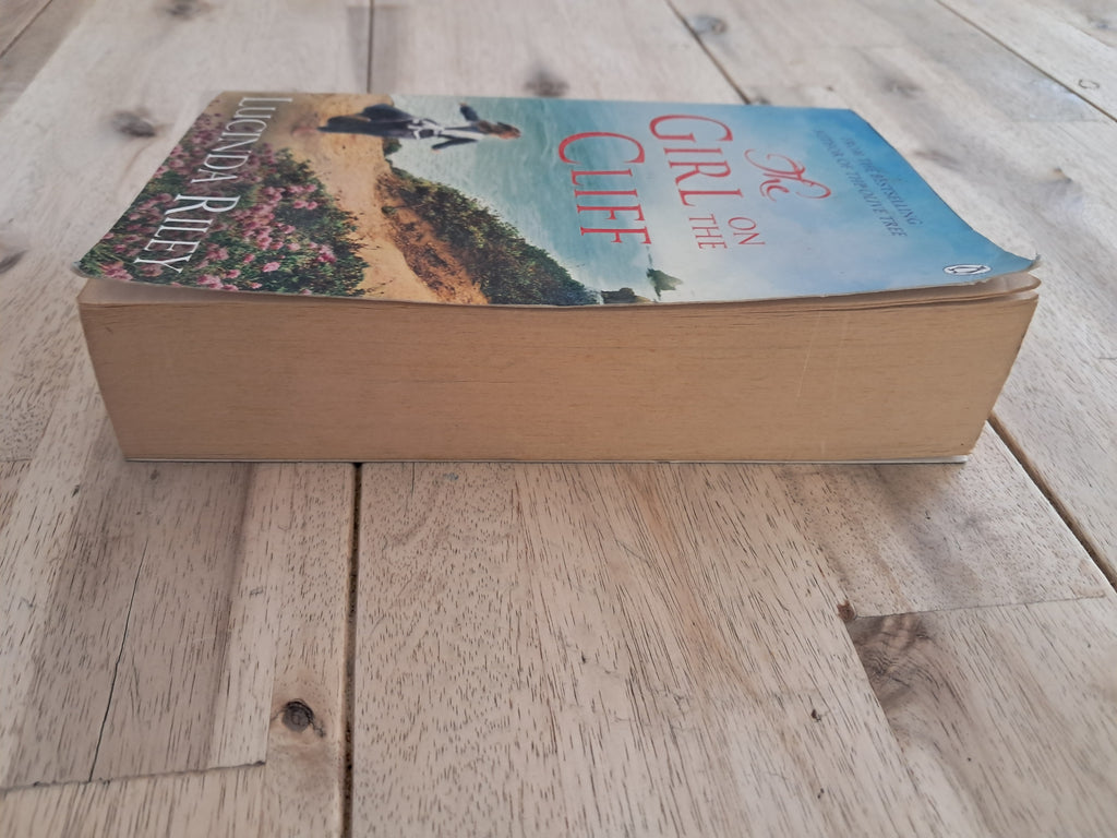 The Girl on the Cliff – Lucinda Riley