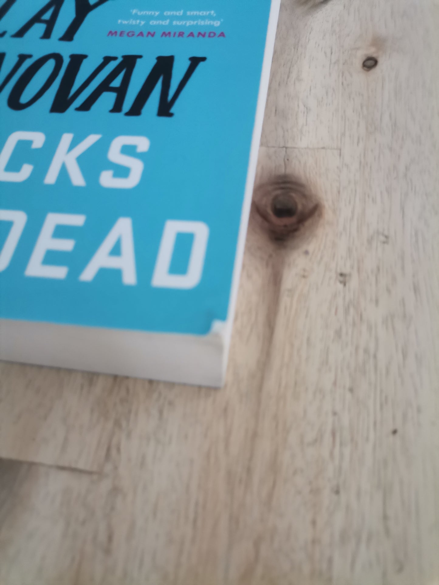 Finlay Donovan Knocks ‘Em Dead – Elle Cosimano