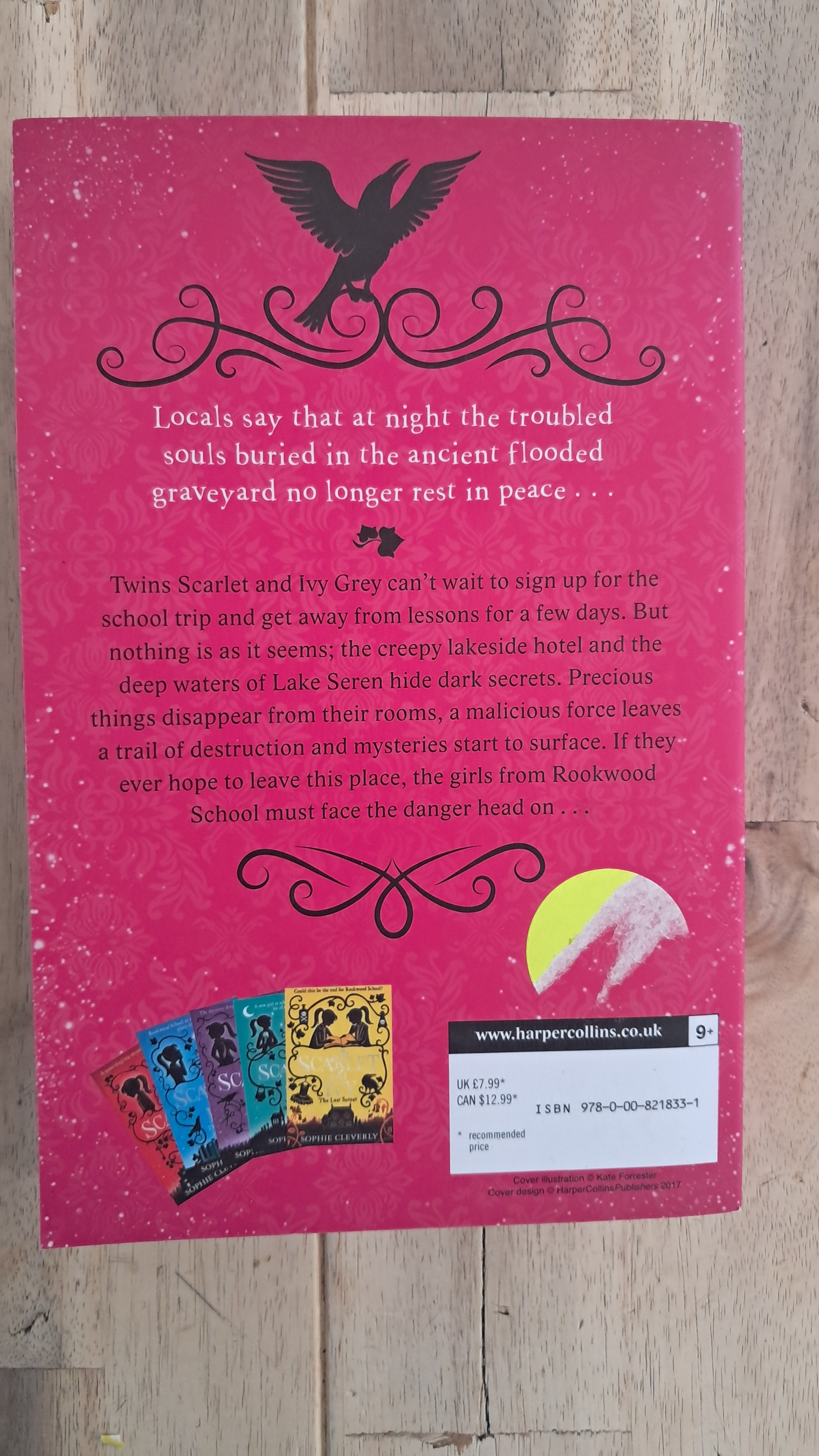 Scarlet and Ivy: The Lights Under the Lake – Sophie Cleverly