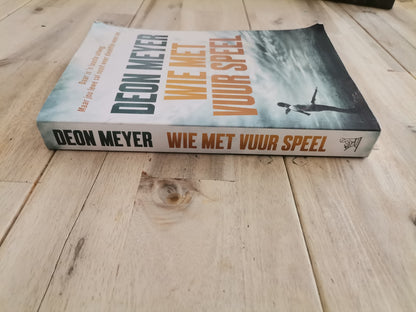 Wie met vuur speel — Deon Meyer