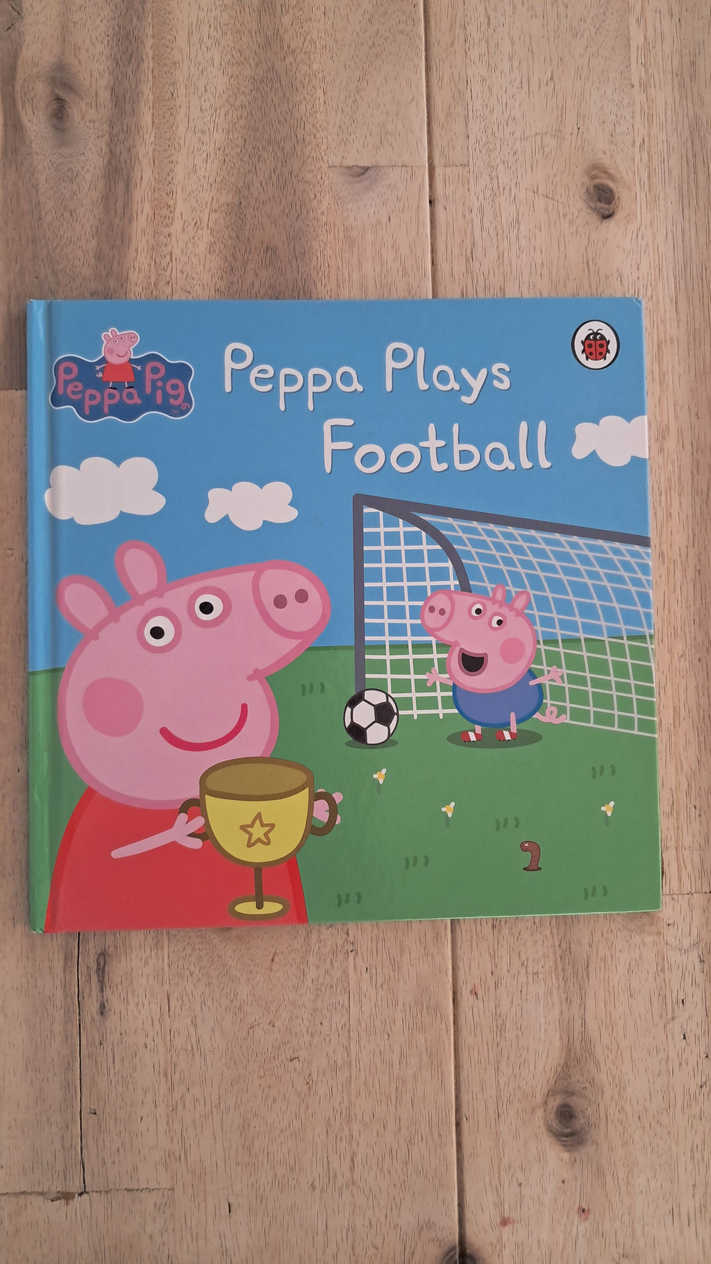 Peppa Plays Football – Ladybird / Mark Baker & Neville Astley