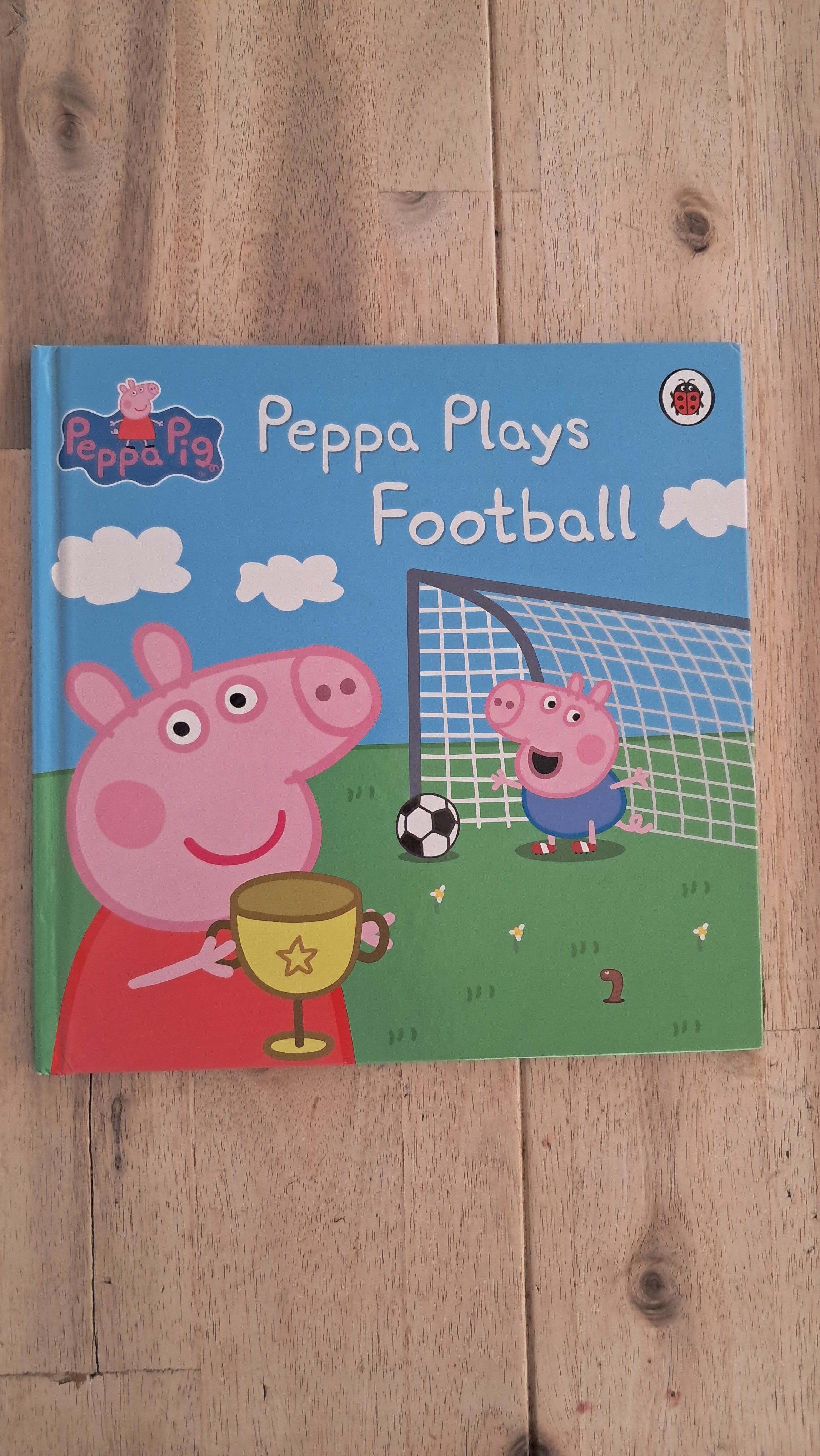 Peppa Plays Football – Ladybird / Mark Baker & Neville Astley