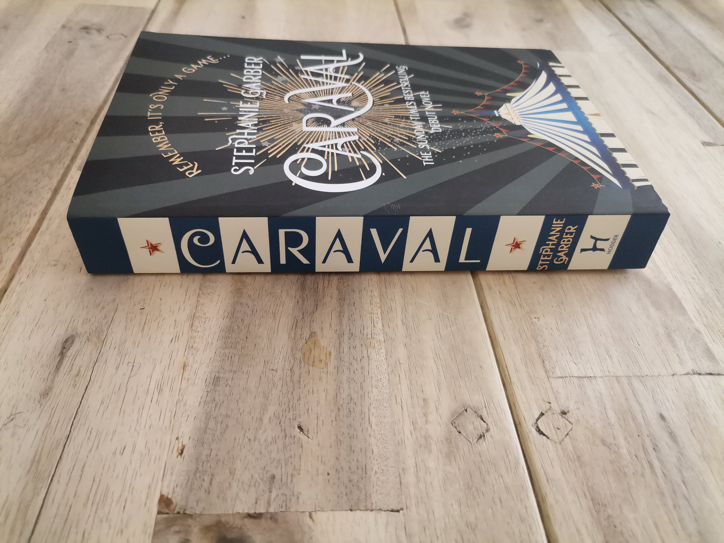 Caraval — Stephanie Garber