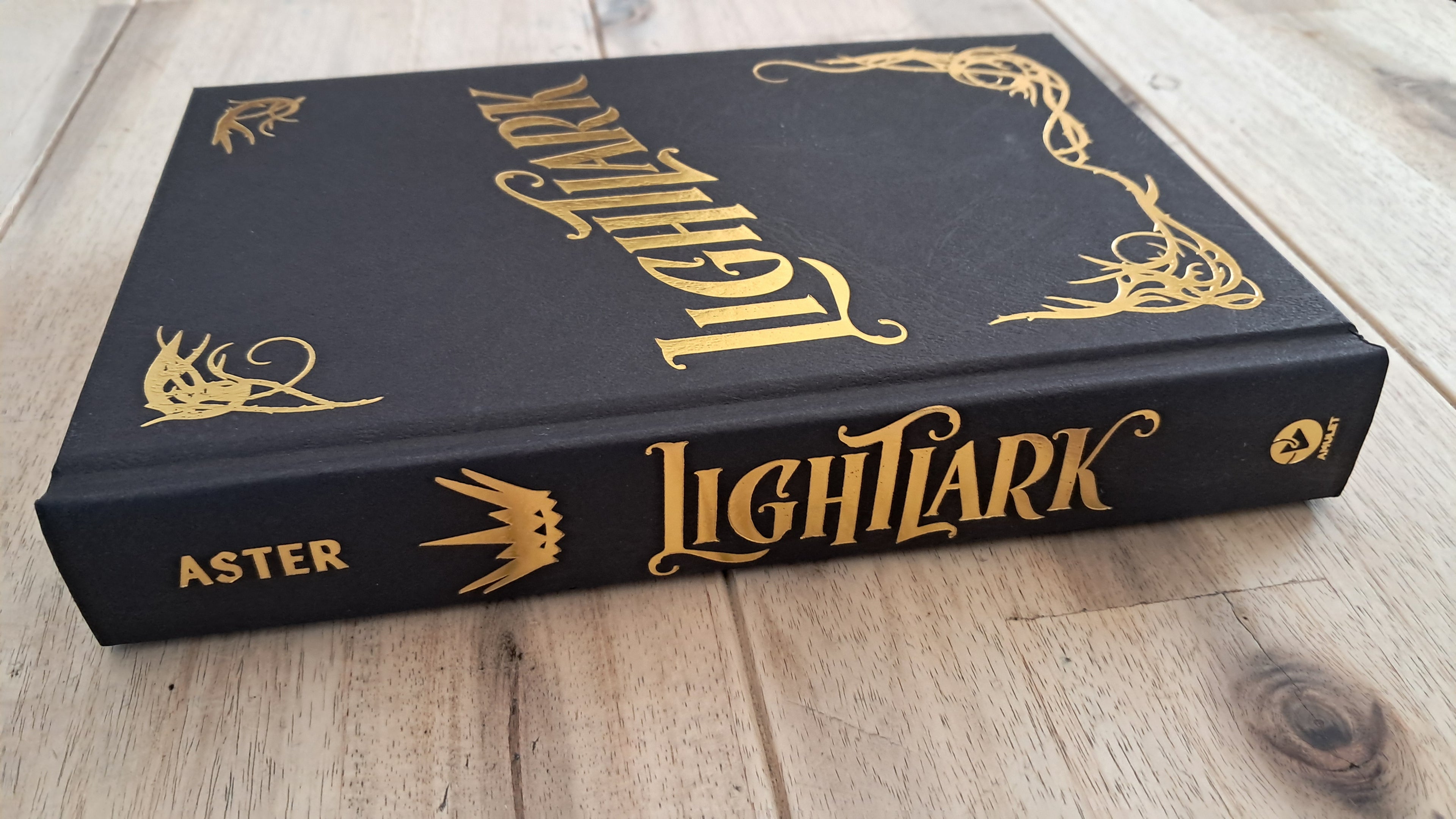 Lightlark (Book 1) – Alex Aster