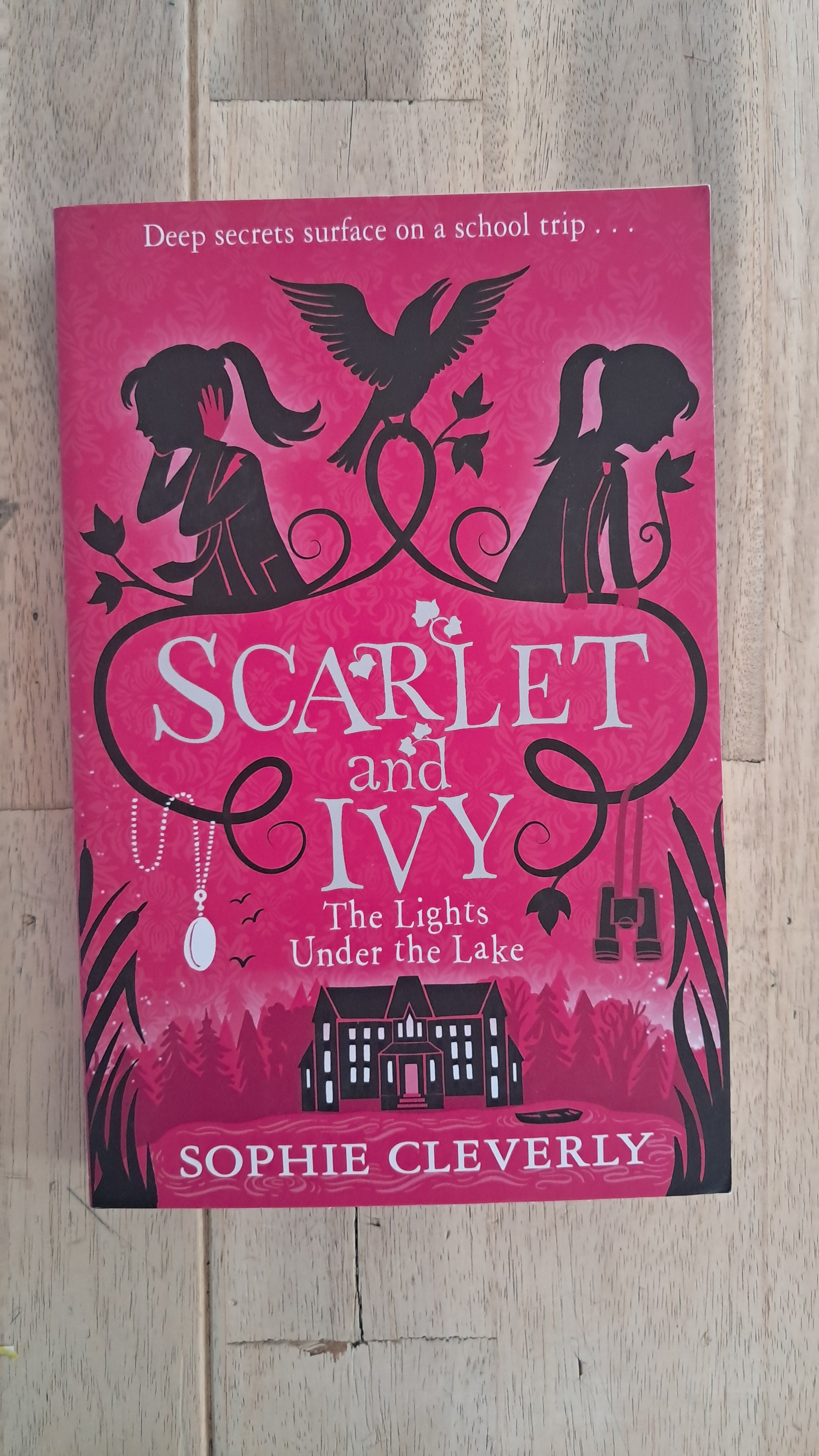 Scarlet and Ivy: The Lights Under the Lake – Sophie Cleverly