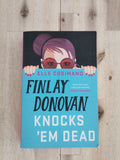 Finlay Donovan Knocks ‘Em Dead – Elle Cosimano