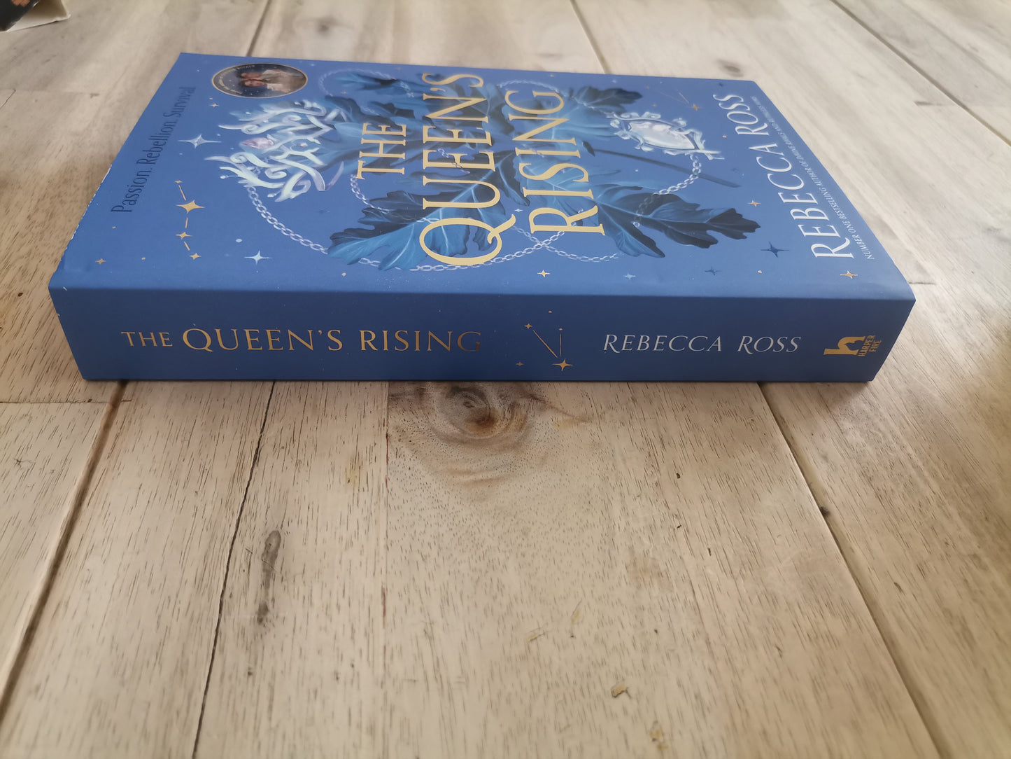 The Queen's Rising — Rebecca Ross